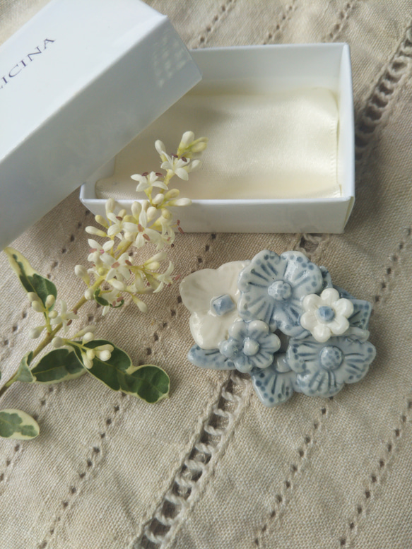 可愛い小花の磁器ブローチ　薄ブルーグレー×白　　　 無料ラッピング 3枚目の画像
