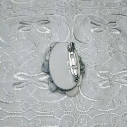 可愛い小花の磁器ブローチ　薄ブルーグレー×白　　　 無料ラッピング 4枚目の画像