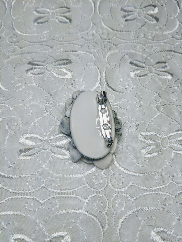 可愛い小花の磁器ブローチ　薄ブルーグレー×白　　　 無料ラッピング 4枚目の画像