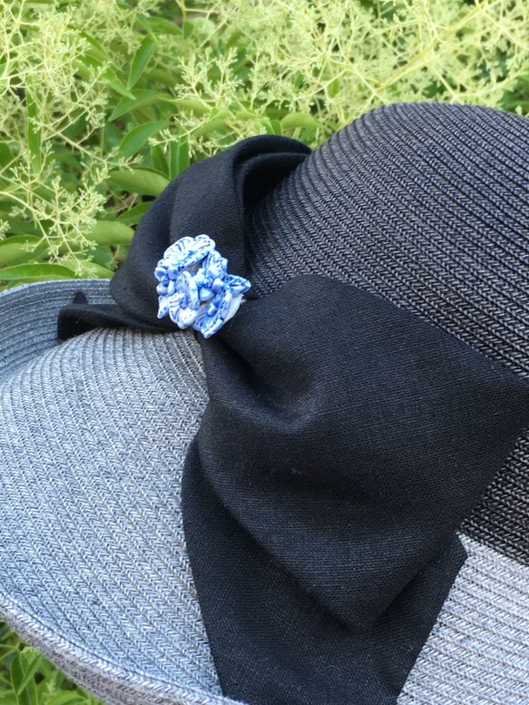 可愛い小花の磁器ブローチ　薄ブルーグレー×白　　　 無料ラッピング 6枚目の画像
