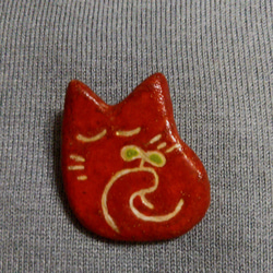 赤いねむりネコ　陶器ブローチ　スペインタイル 1枚目の画像