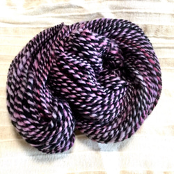 【スピンドルで手紡ぎした糸です✨】  メリノ&手染めのメリノ　パープル&ブラック  たっぷり107g 1枚目の画像