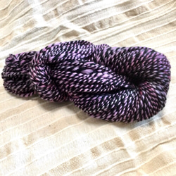 【スピンドルで手紡ぎした糸です✨】  メリノ&手染めのメリノ　パープル&ブラック  たっぷり107g 2枚目の画像