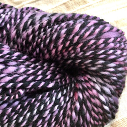 【スピンドルで手紡ぎした糸です✨】  メリノ&手染めのメリノ　パープル&ブラック  たっぷり107g 3枚目の画像