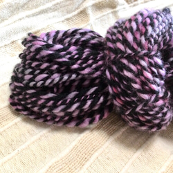 【スピンドルで手紡ぎした糸です✨】  メリノ&手染めのメリノ　パープル&ブラック  たっぷり107g 4枚目の画像