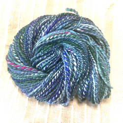 【スピンドルで手紡ぎした糸です！】  メリノ&手染めの化繊　ブルー系51g 1枚目の画像
