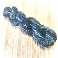 【スピンドルで手紡ぎした糸です！】  メリノ&手染めの化繊　ブルー系51g 2枚目の画像