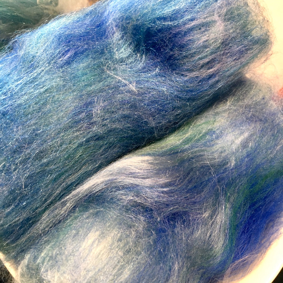 【スピンドルで手紡ぎした糸です！】  メリノ&手染めの化繊　ブルー系51g 4枚目の画像