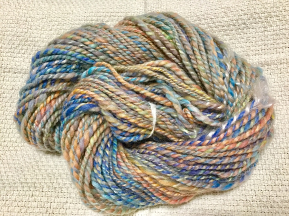 【スピンドルで手紡ぎした糸です✨】  メリノ&シルク キラキラファイバー 55g 1枚目の画像