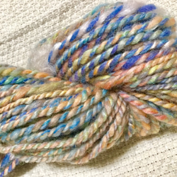 【スピンドルで手紡ぎした糸です✨】  メリノ&シルク キラキラファイバー 55g 2枚目の画像