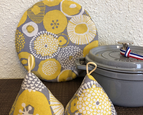 ストウブ 大きな丸型鍋敷とつかみやすい三角鍋つかみセット 北欧風