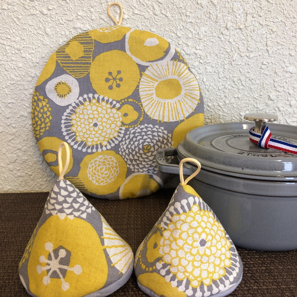 ストウブ 大きな丸型鍋敷とつかみやすい三角鍋つかみセット 北欧風