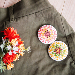 ひまわりのような大輪の花 -auringonkukka- 北欧刺繍くるみボタンブローチ/ヘアゴム 6枚目の画像