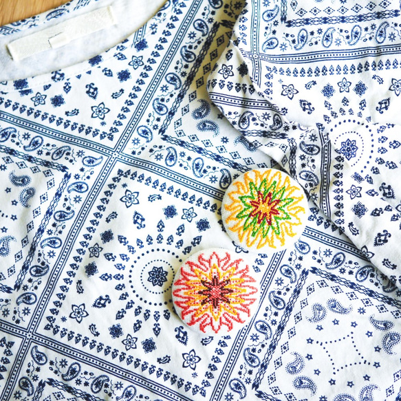 ひまわりのような大輪の花 -auringonkukka- 北欧刺繍くるみボタンブローチ/ヘアゴム 7枚目の画像