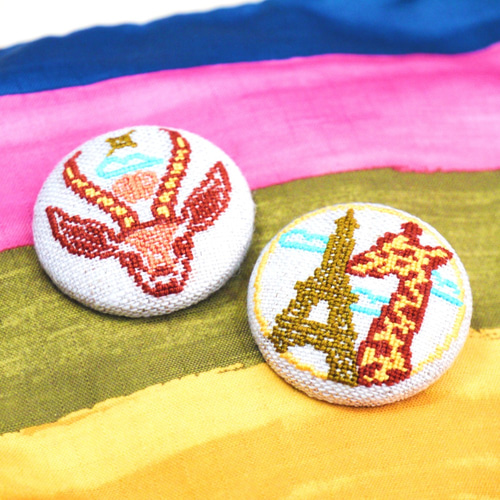 キリンとタワー/空跳ねるガゼル animals刺繍くるみボタンブローチ