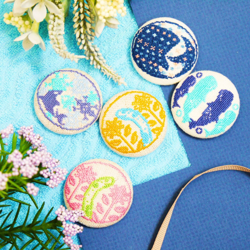 花咲くチンアナゴ さくら/ひまわり 刺繍くるみボタンブローチ/ヘアゴム