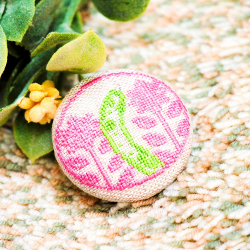 花咲くチンアナゴ さくら/ひまわり 刺繍くるみボタンブローチ/ヘアゴム