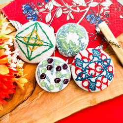 オリーブ 刺繍くるみボタンブローチ/ヘアゴム plantsplanet クリスマス 3枚目の画像