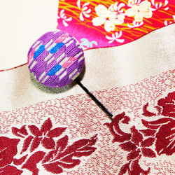 矢がすり 刺繍くるみボタンヘアピン 和-wa- 矢絣 2枚目の画像