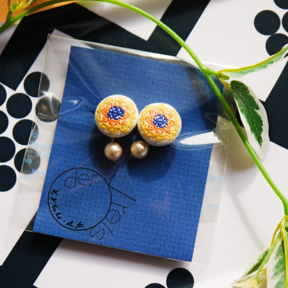 北欧お花 刺繍くるみボタンイヤリング 18/Circles 7枚目の画像