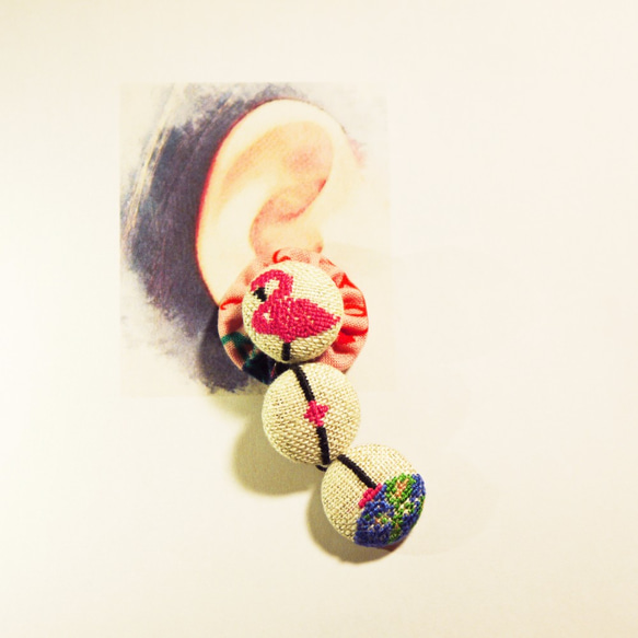 地球フラミンゴ 刺繍くるみボタン片耳イヤークリップ 18x3 2枚目の画像