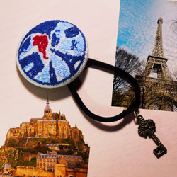 【★再販】フランス 刺繍くるみボタンヘアゴム/ブローチ nations. 2枚目の画像