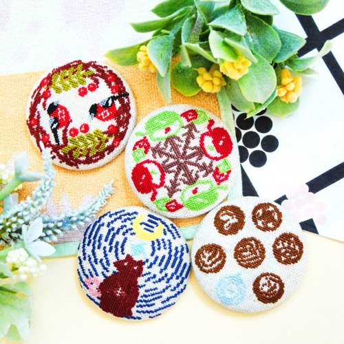 りんご apples 北欧刺繍くるみボタンブローチ リンゴ 青リンゴ