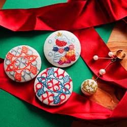 ベリークリスマスツリー 北欧刺繍くるみボタンブローチ/ヘアゴム 3枚目の画像