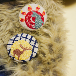 太陽野貓和滿月麋鹿斯堪的納維亞刺繡包扣胸針/髮帶 第4張的照片