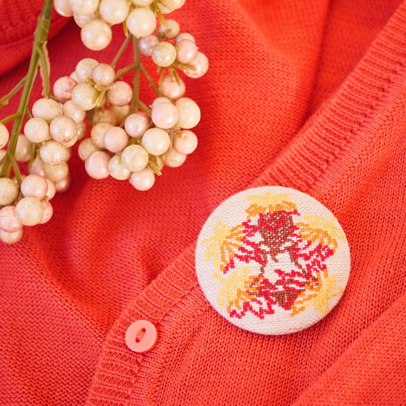 紅葉と少女 ルスカ Ruska 北欧刺繍くるみボタンブローチ/ヘアゴム 3枚目の画像