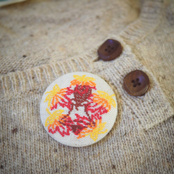 紅葉と少女 ルスカ Ruska 北欧刺繍くるみボタンブローチ/ヘアゴム 5枚目の画像