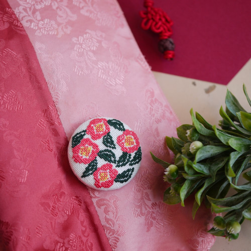椿 カメリア 刺繍くるみボタンブローチ/ヘアゴム plantsplanet ツバキ