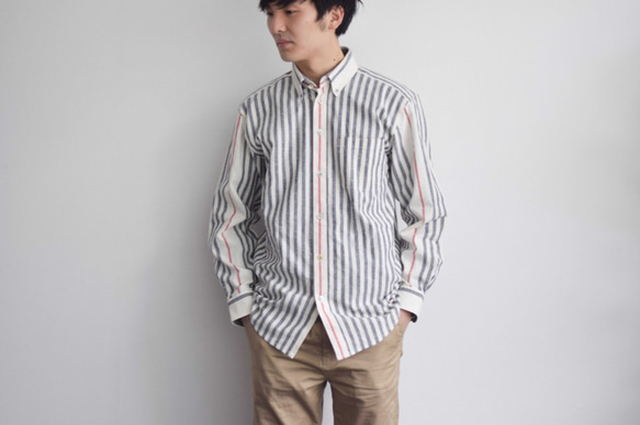 縞の遊び心を楽しむオトナのメンズシャツ｜25000円のオーダーメイド｜遠州綿紬｜白地に灰色ちょこっと赤の楽しいシャツー 1枚目の画像