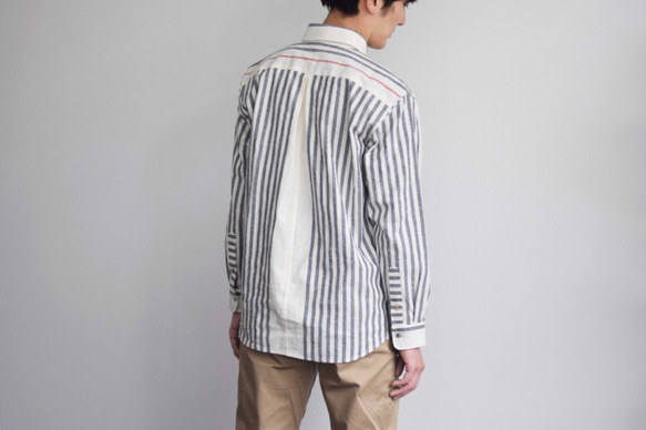 縞の遊び心を楽しむオトナのメンズシャツ｜25000円のオーダーメイド｜遠州綿紬｜白地に灰色ちょこっと赤の楽しいシャツー 3枚目の画像