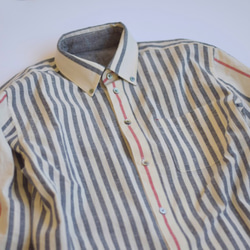 縞の遊び心を楽しむオトナのメンズシャツ｜25000円のオーダーメイド｜遠州綿紬｜白地に灰色ちょこっと赤の楽しいシャツー 5枚目の画像