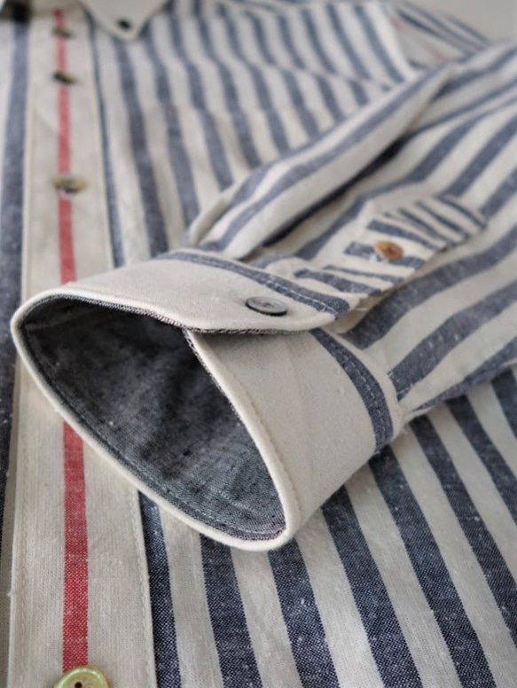 縞の遊び心を楽しむオトナのメンズシャツ｜25000円のオーダーメイド｜遠州綿紬｜白地に灰色ちょこっと赤の楽しいシャツー 8枚目の画像