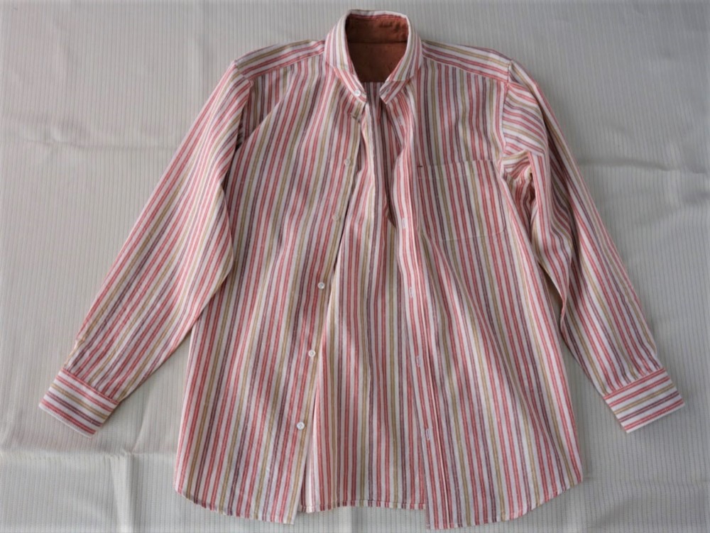 優しいラウンドカラーのポップなオトナのメンズシャツ｜25000円のオーダーメイド｜遠州綿紬｜若々しいね、杏色の縞シャツー