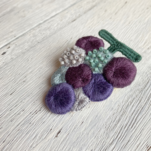 葡萄 刺繍ブローチ ブローチ myou 通販 10406408｜Creema(クリーマ)
