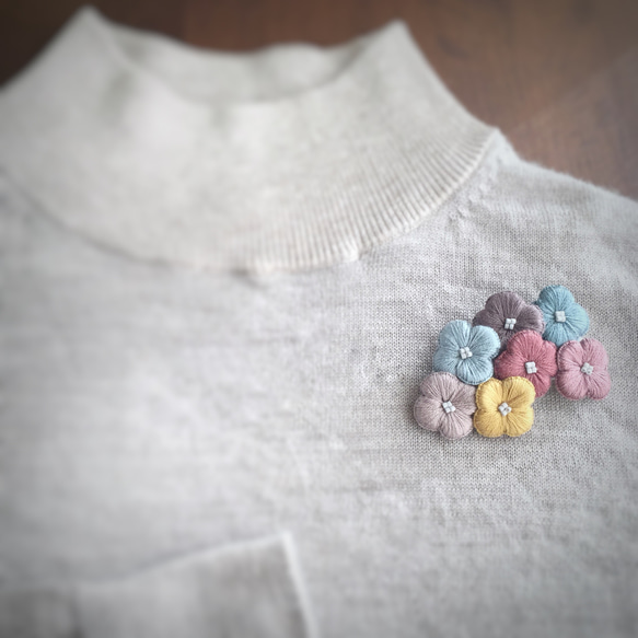 【受注制作】ブーケ 刺繍ブローチ/スモーキー 1枚目の画像