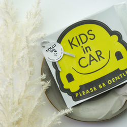 KIDS in car［YELLOW］車用ステッカー ｜北欧風・日本製 1枚目の画像