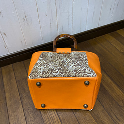 ヒョウ柄とオレンジ色の革の手提げトートバッグ 3枚目の画像