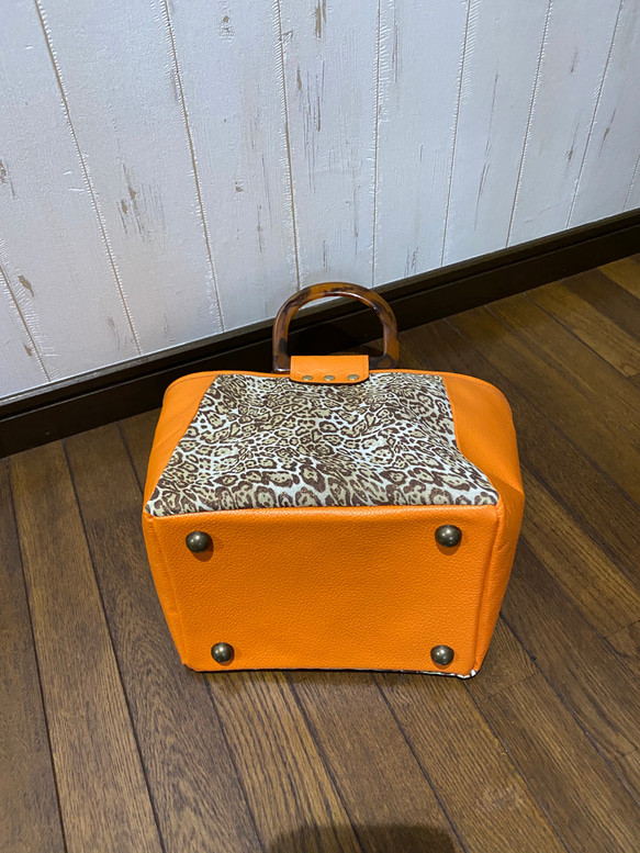 ヒョウ柄とオレンジ色の革の手提げトートバッグ 3枚目の画像