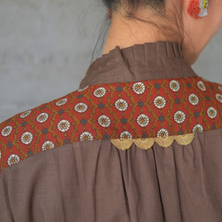 褶皺領針uck女式襯衫（20w-011）棕色 第8張的照片