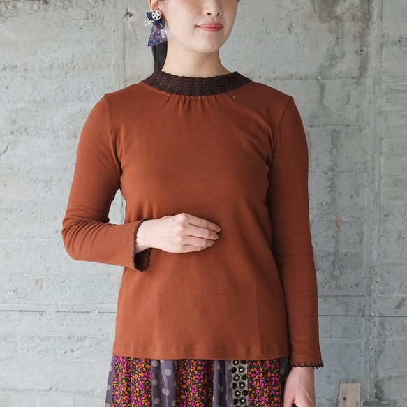 重ね着もっと可愛く！かぎ針編み長袖カットソー（21w-16）ブリック 1枚目の画像