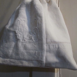 ホワイトアンティークリネンパッチの巾着ポーチ　;手刺繍レース、アンティークホームスパンリネン 10枚目の画像