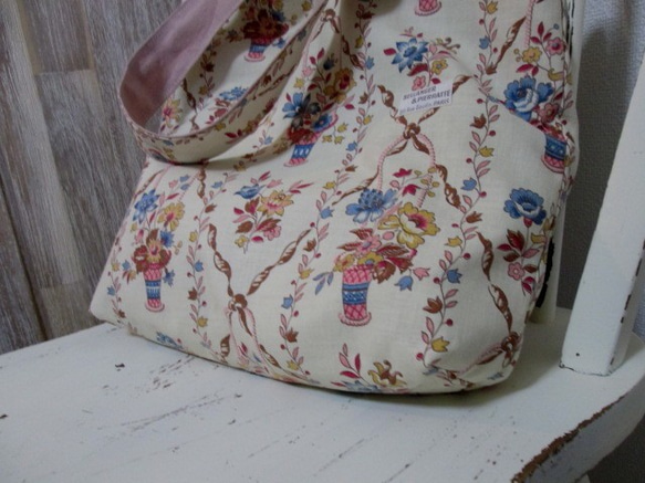 花かごとトレリス模様のフレンチアンティークファブリックのトートバッグ 4枚目の画像