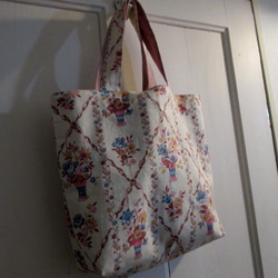 花かごとトレリス模様のフレンチアンティークファブリックのトートバッグ 8枚目の画像