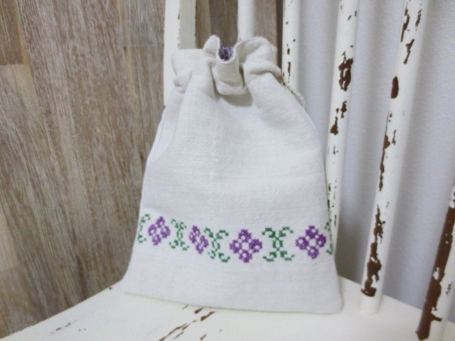 パープル小花刺繍が可愛いハンガリアンリネンとプリュムティ刺繍の巾着ポーチ