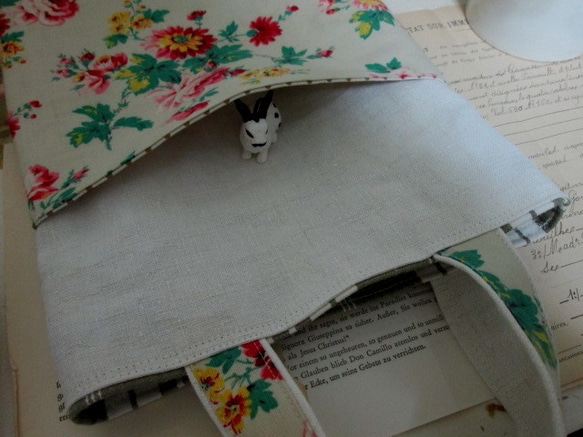 フレンチアンティーク花柄コットンとティッキングファブリックのポケット付フラットバッグ 3枚目の画像