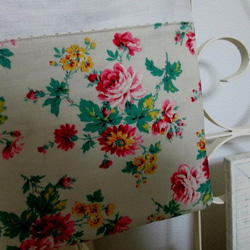 フレンチアンティーク花柄コットンとティッキングファブリックのポケット付フラットバッグ 4枚目の画像